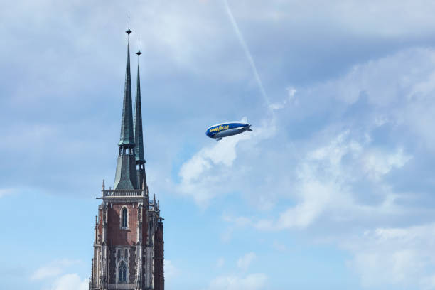 wrocław, pologne, le 31 juillet 2021 : dirigeable volant dans le ciel bleu. espace de copie. - goodyear blimp photos et images de collection