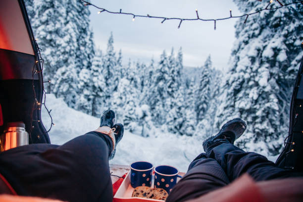 pareja descansando en el maletero del coche durante el invierno - travel adventure winter cold fotografías e imágenes de stock