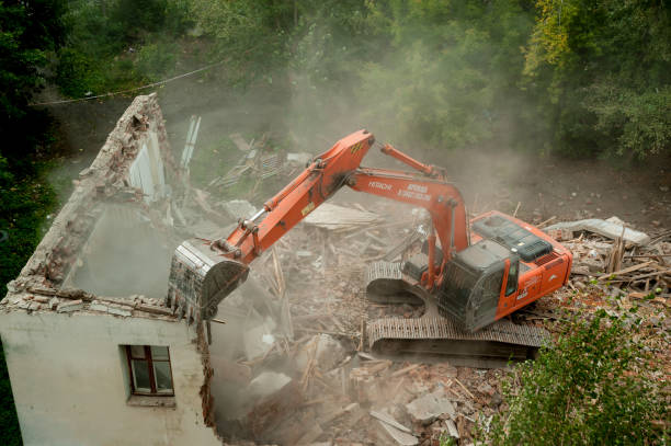 excavadora demoliendo cuartel para obra nueva - excavator de desmantelar las cargas de la basura fotografías e imágenes de stock