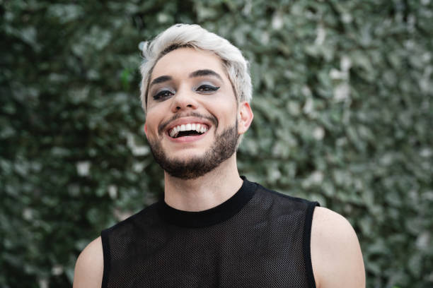 drag queen smiling on camera with green background outdoor in the city - lgbt concept - focus on face - homosexual beautiful sensuality love imagens e fotografias de stock