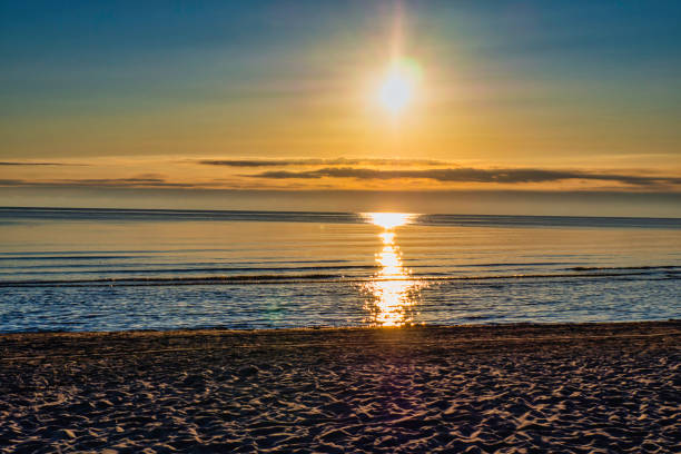 海の上の早朝の美しい海景 - city of sunrise 写真 ストッ��クフォトと画像