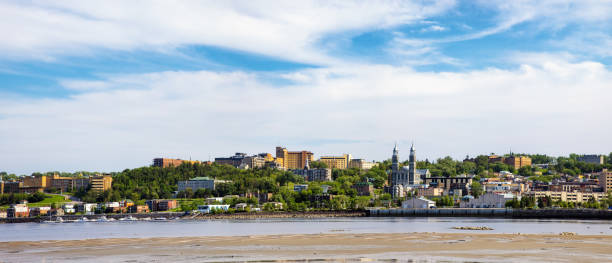 panoramiczny widok na panoramę miasta chicoutimi z brzegów rzeki saguenay - chicoutimi travel locations nature city zdjęcia i obrazy z banku zdjęć