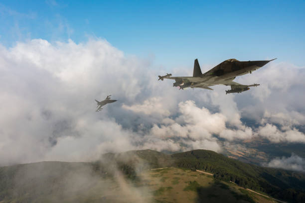 myśliwce odrzutowe latające nad chmurami. - military airplane zdjęcia i obrazy z banku zdjęć