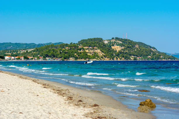 spiaggia di posidi sulla penisola di kassandra, calcidica, grecia - vacations halkidiki beach sand foto e immagini stock