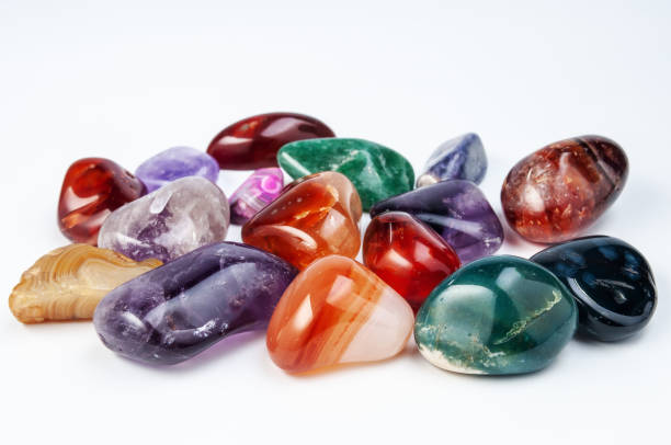 различные красочные полудрагоценные камни на белом фоне - rock amethyst isolated quartz стоковые фото и изображения