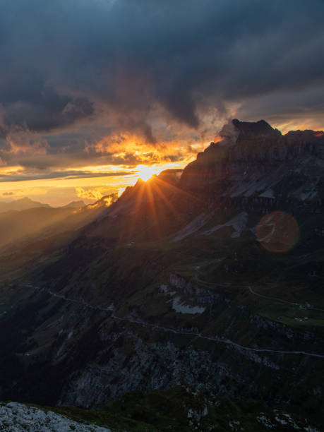 paesaggio incredibile nel cuore della svizzera. paesaggi epici con nuvole e nebbia. meravigliosi raggi del sole tra le nuvole e in seguito un tramonto e un'alba incredibili. viaggio perfetto attraverso la svizzera. - switzerland european alps mountain alpenglow foto e immagini stock