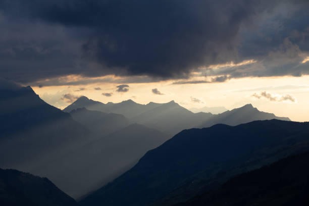 paesaggio incredibile nel cuore della svizzera. paesaggi epici con nuvole e nebbia. meravigliosi raggi del sole tra le nuvole e in seguito un tramonto e un'alba incredibili. viaggio perfetto attraverso la svizzera. - switzerland european alps mountain alpenglow foto e immagini stock