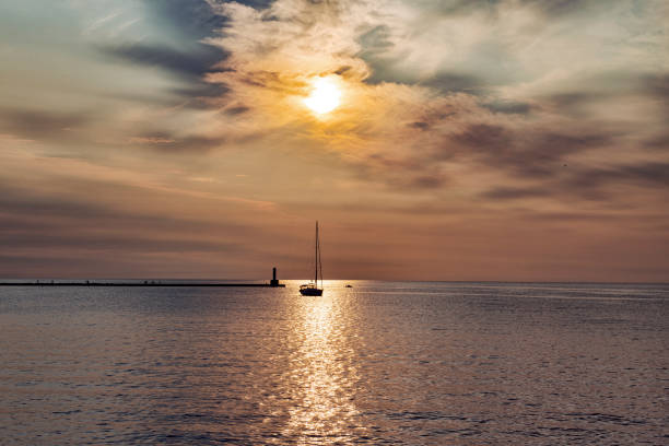 Hafen mit Sonnenuntergang, altes Schiff an Land