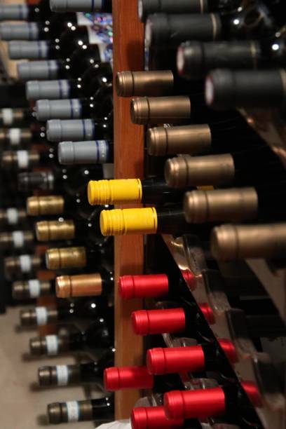ワインセラーからのボトル。 - wine winery wine rack cellar ストックフォトと画像