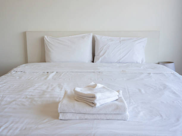 kilka zestaw biały czysty ręcznik kąpielowy. - hotel room hotel couple domestic room zdjęcia i obrazy z banku zdjęć