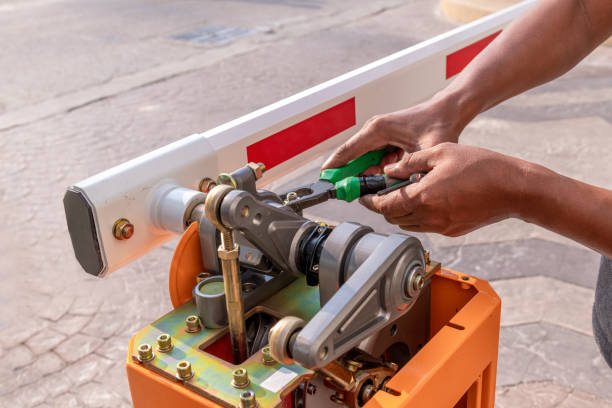 tecnico sotto assemblare il sistema di sicurezza del cancello della porta barriera, tecnologia automatizzata chiusa e aperta via d'ingresso di costruzione o condominio, concetto di sistema di sicurezza. - cancello automatico foto e immagini stock