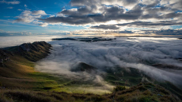 日の出と朝霧、テ・マタ・ピーク、ホークスベイ、ニュージーランド - marlborough region zealand new landscape ストックフォトと画像