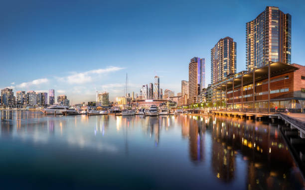 crepúsculo em docklands melbourne - docklands - fotografias e filmes do acervo