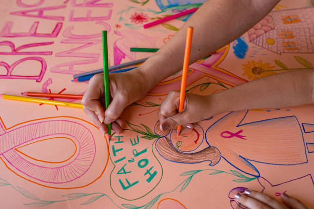 유방암 인식에 대한 아동 교육은 어린 시절부터 - community outreach connection child paper 뉴스 사진 이미지