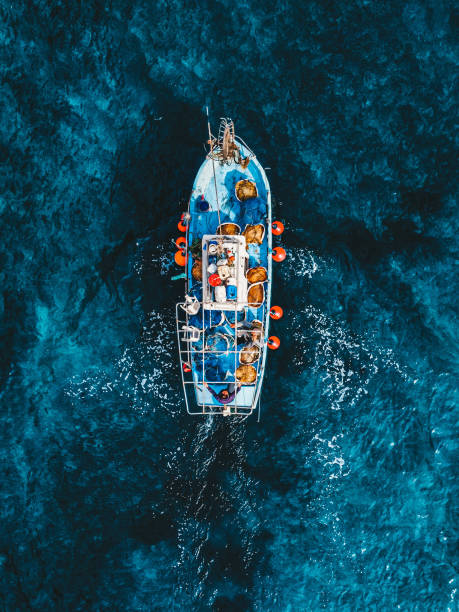 foto aerea drone vista dall'alto della barca fisher che naviga nel mar mediterraneo di cipro - fishermen harbor foto e immagini stock