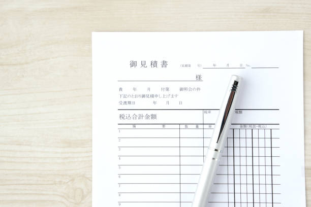 istock Japanese quotation and pen on desk 1331910792