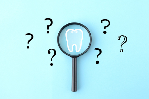 Qeustion sobre imágenes de conditon de los dientes, lupa e ilustración del diente photo