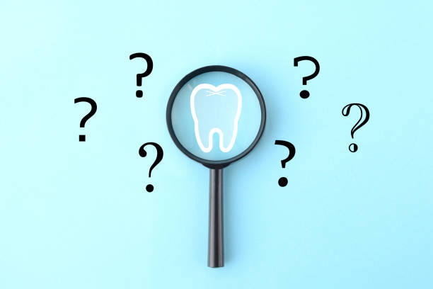 qeustion sulle immagini di denti conditon, lente d'ingrandimento e illustrazione dei denti - human teeth immagine foto e immagini stock