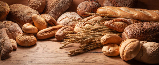 хлеб: хлеб разнообразие натюрморт - soda bread bread brown bread loaf of bread стоковые фото и изображения