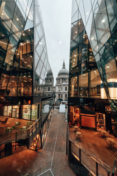 ロンドン市の未来的な地区 - pattern classical greek london england city ストックフォトと画像
