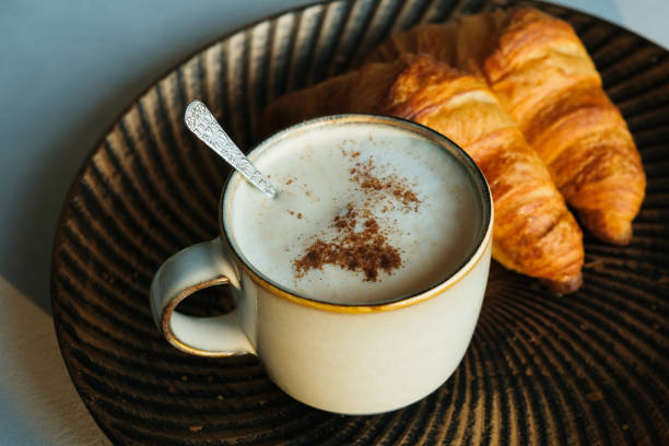 tasse à café avec croissants français - snack coffee instant coffee cappuccino photos et images de collection