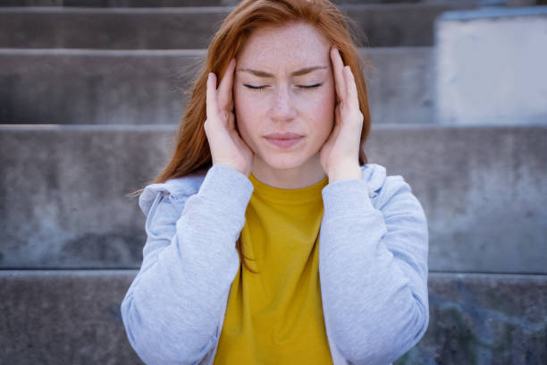 one girl portrait suffering headache and confusion - 粗心的 個照片及圖片檔