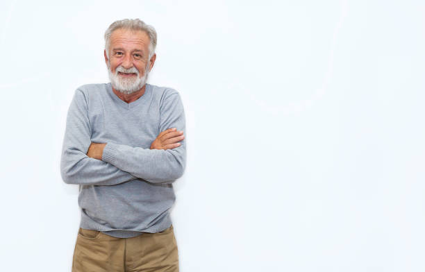 ritratto di sano sorriso felice anziano volto di vecchio caucasico con il braccio attraversato isolato su bianco. età dell'oro nonno sanità stile di vita allegro, libertà rilassare concetto di pensionamento - grandpa portrait foto e immagini stock