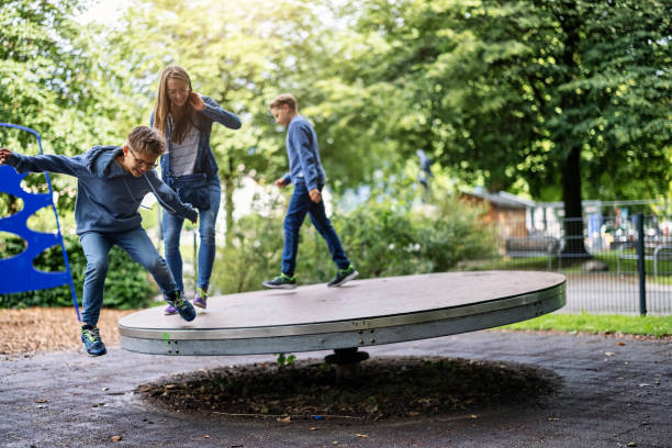 três crianças passeando por playgrounds de salzburgo - people group of people friendship salzburg - fotografias e filmes do acervo