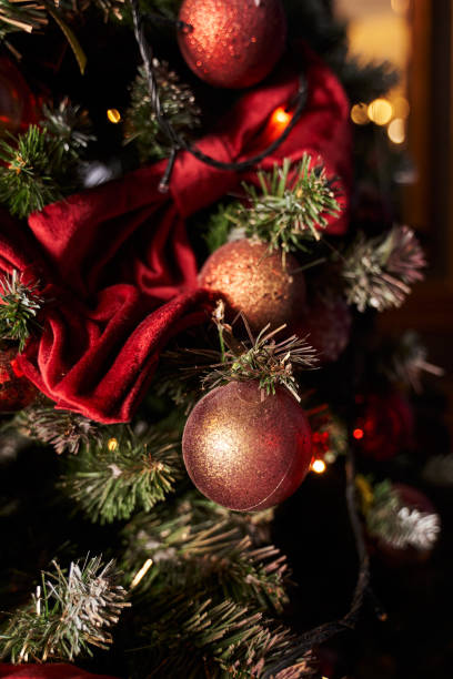 bronze belas bolas de natal e arco vermelho veludo em uma árvore de natal - bow christmas red velvet - fotografias e filmes do acervo