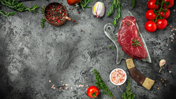 pedaço de bife de alcatra cozido com especiarias servidas em açougueiro de carne velho em fundo de concreto escuro com sal de especiarias e pimenta. formato de banner longo, vista superior - round of beef - fotografias e filmes do acervo