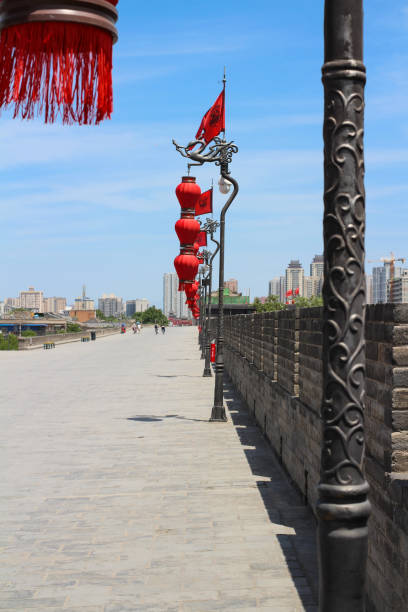 하늘의 푸른 색에 전통적인 붉은 중국 등불이있는 xi'an 도시의 도시 벽. - china xian chinese lantern wall 뉴스 사진 이미지