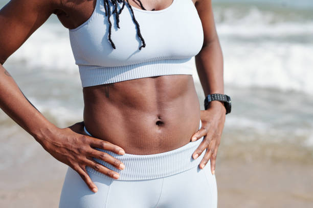 сильная подтянутая женская теле - abdomen abdominal muscle muscular build beautiful стоковые фото и изображения