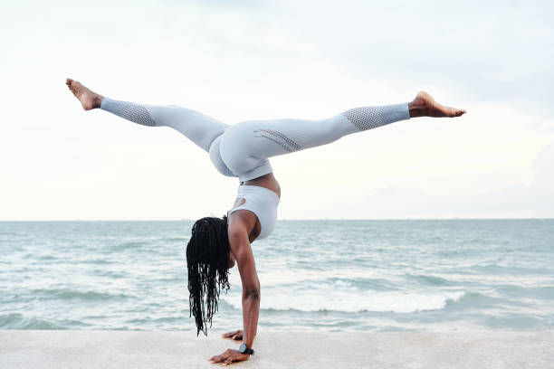 frau, die handstand-splits macht - the splits ethnic women exercising stock-fotos und bilder