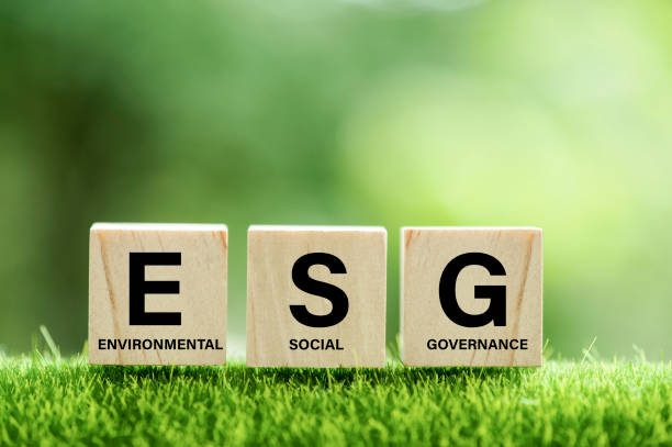 words esg on a wood block and future environmental conservation and sustainable esg modernization development by using the technology of renewable resources to reduce pollution and carbon emission. - esg stockfoto's en -beelden