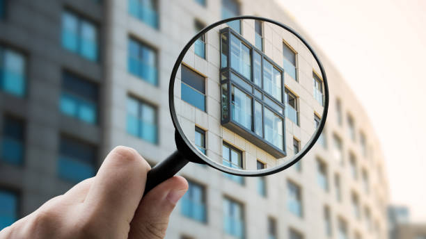 lupa que enfoca una fachada moderna de un edificio de apartamentos - inmobiliario fotografías e imágenes de stock