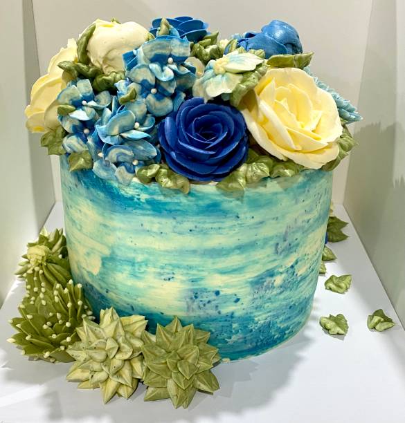 istock Birthday flowery cake 1331974078