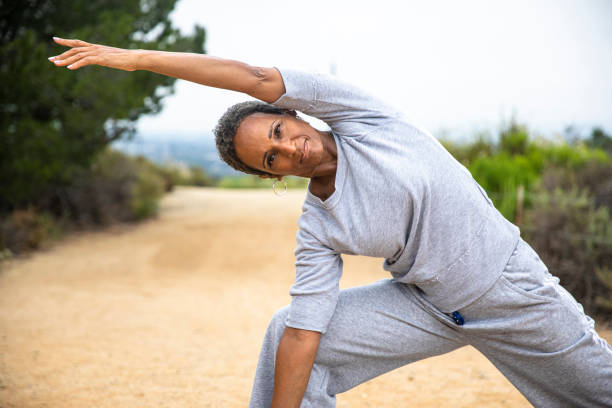 senior mujer negra yoga al aire libre fitness estilo de vida - menopausia fotos fotografías e imágenes de stock
