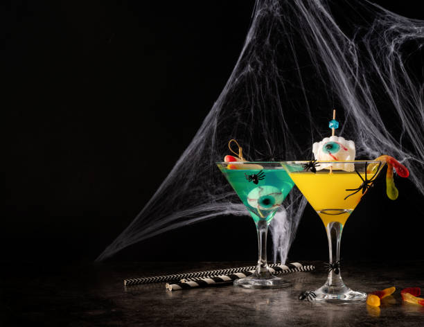 gruselige bunte halloween cocktails mit partydeko auf dunklem hintergrund mit kopierraum - glass autumn halloween food stock-fotos und bilder