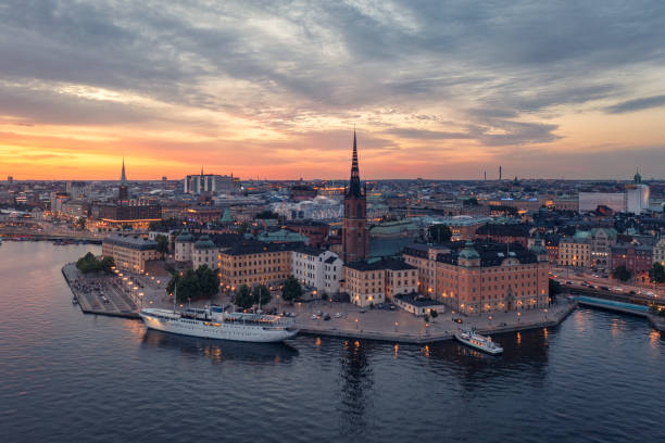 tarde de verano en el centro de estocolmo - sweden fotografías e imágenes de stock