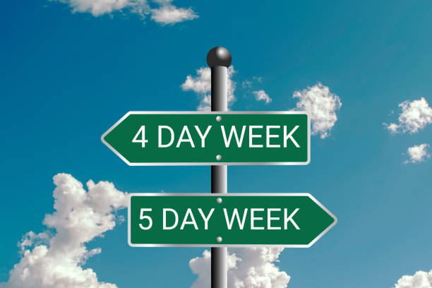 pięciodniowy lub czterodniowy tydzień pracy - znak drogowy z tekstem - 4-dniowy lub 5-dniowy tydzień pracy (2-dniowy lub 3-dniowy weekend). pracownicy, zatrudnienie, urlop, kwestia wydajności i wydajności - day zdjęcia i obrazy z banku zdjęć