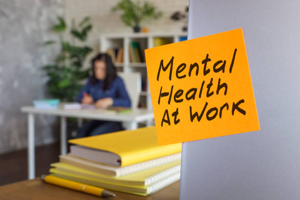 mental health at work schild auf dem aufkleber auf dem laptop. - human nervous system fotos stock-fotos und bilder