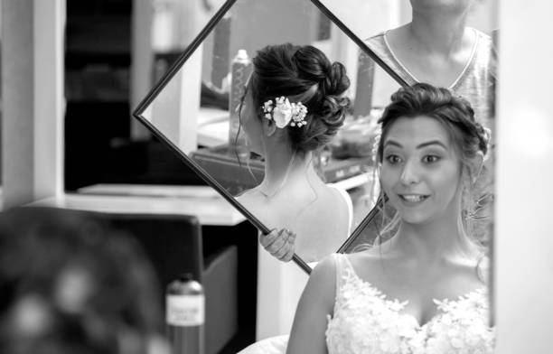 красивая невеста портрет свадебный макияж, свадебная прическа - newlywed wedding couple human hair стоковые фото и изображения