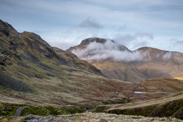 widok z scafell pike - najwyższy szczyt anglii na 3,209ft, patrząc na szczyty lake district, cumbria, anglia. - nature rough cumbria sunlight zdjęcia i obrazy z banku zdjęć