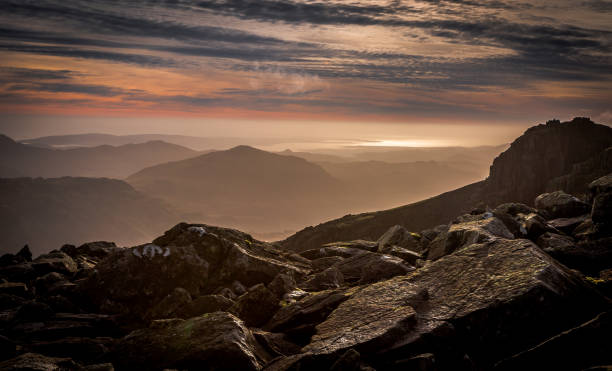 widok z scafell pike - najwyższy szczyt anglii na 3,209ft, patrząc na szczyty lake district, cumbria, anglia. - nature rough cumbria sunlight zdjęcia i obrazy z banku zdjęć
