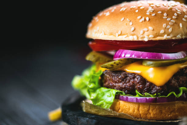 hamburger gustoso con patatine fritte - burger french fries cheeseburger hamburger foto e immagini stock