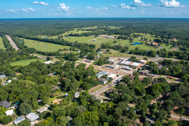 vista aérea de una pequeña ciudad en el este de texas - south texas fotografías e imágenes de stock