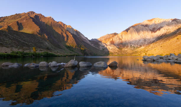 カリフォルニア州の有罪判決湖の日の出 - convict lake ストックフォトと画像