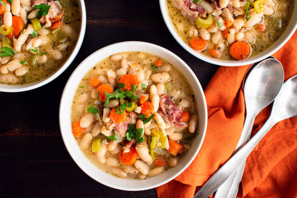 tigelas de feijão branco e sopa de presunto com pão - salsa lisa - fotografias e filmes do acervo