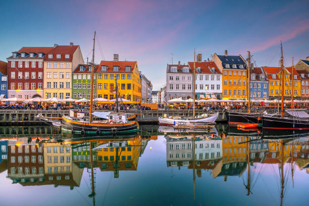 skyline della città di copenaghen in danimarca nel famoso vecchio porto di nyhavn - nyhavn canal foto e immagini stock