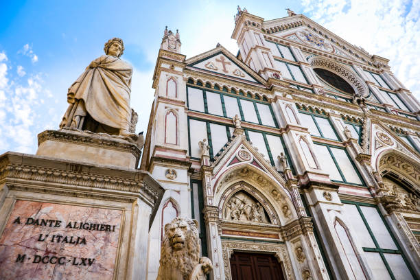 la statua di dante alighieri di fronte alla basilica di santa croce nel cuore storico di firenze - piazza di santa croce foto e immagini stock